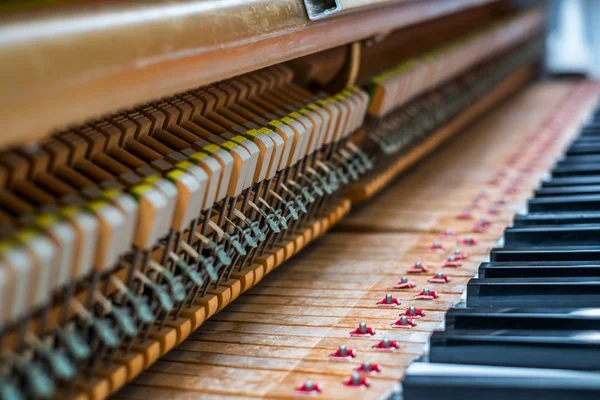 Details im Inneren des Klaviers mit Keyboards und Klaviersaiten — Stockfoto