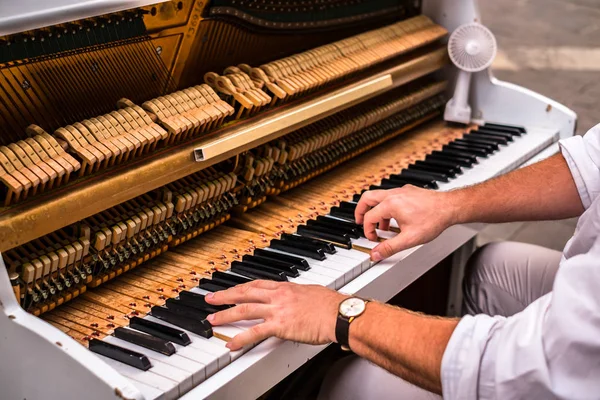 Hands man playing the piano — Stock Photo, Image