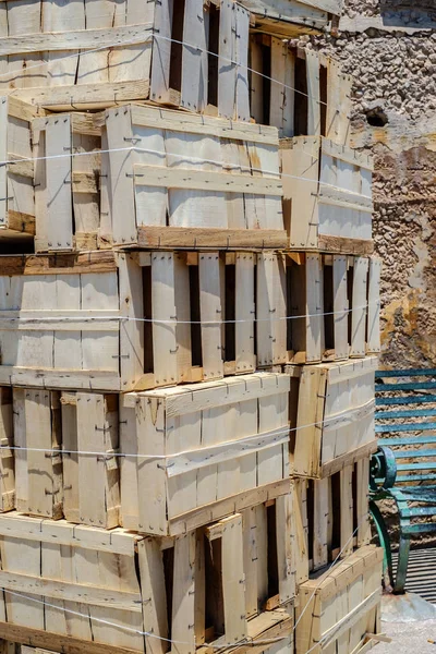 boş meyve ahşap kutular yığını