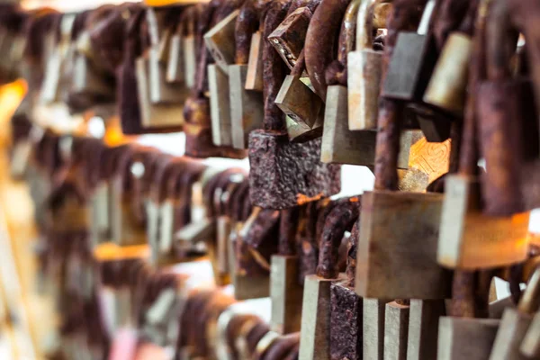 File di serrature nuziali appese alla ringhiera del ponte d'amore — Foto Stock