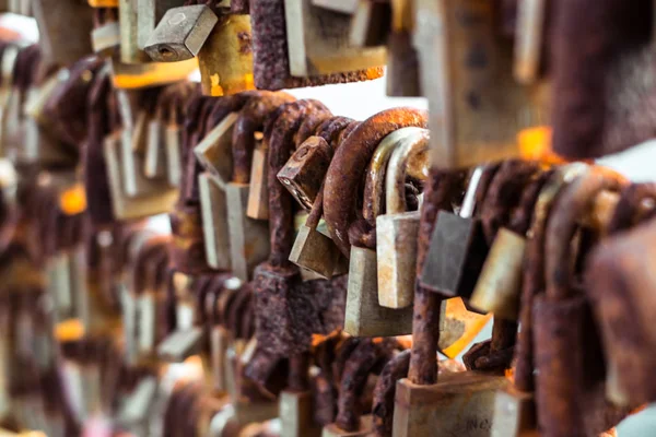 File di serrature nuziali appese alla ringhiera del ponte d'amore — Foto Stock