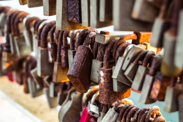 File di serrature nuziali appese alla ringhiera del ponte d'amore — Foto Stock