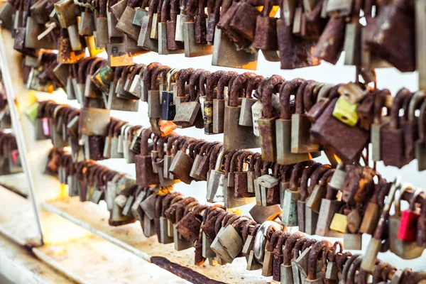 File di serrature nuziali appese alla ringhiera del ponte d'amore — Foto Stock