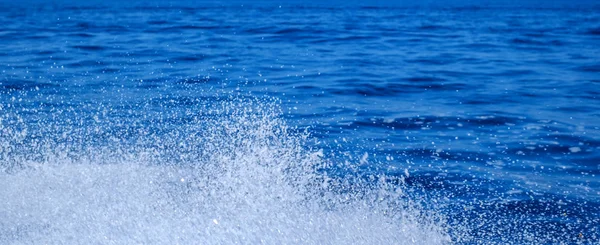 蓝色海洋海水波与快速游艇唤醒泡沫的道具 — 图库照片
