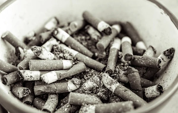 セラミックボウルのタバコの吸殻 — ストック写真