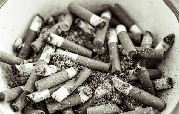 白いボウルのタバコの吸殻 — ストック写真