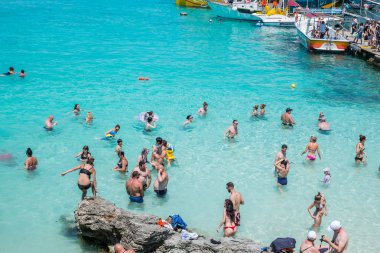 Blue Lagoon'da turistler kalabalık