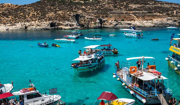 A turisták tömeg a Blue Lagoon — Stock Fotó