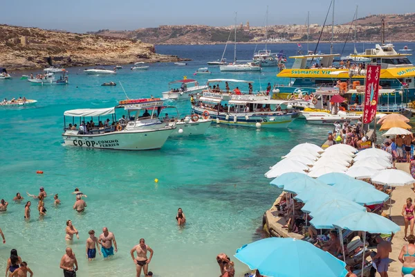 A turisták tömeg a Blue Lagoon — Stock Fotó