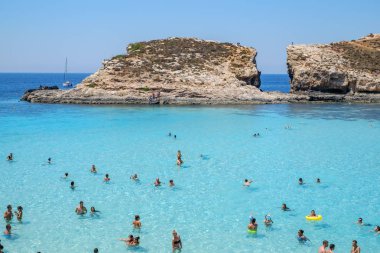 Blue Lagoon'da turistler kalabalık