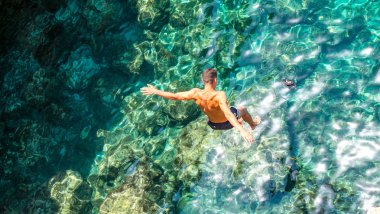 Blue Lagoon'da turistler kalabalık