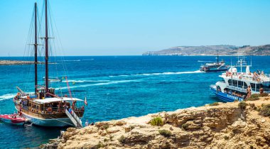 Blue Lagoon'da turistler kalabalık