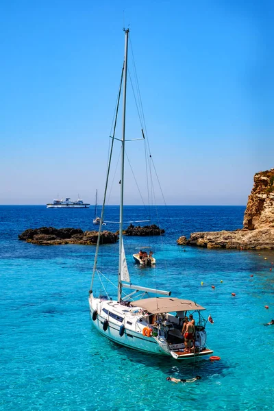 Blue Lagoon'da turistler kalabalık