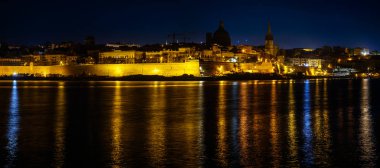 Geceleri Marsans Limanı 'ndan Valletta şehrine bak.