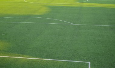beyaz işaretleme ile futbol sahası