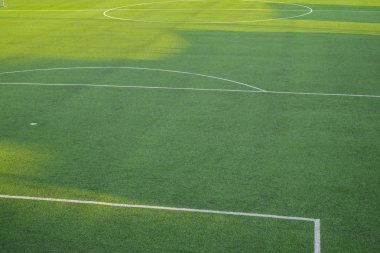 beyaz işaretleme ile futbol sahası