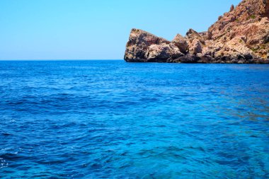 kireçtaşı kayalar ve masmavi deniz