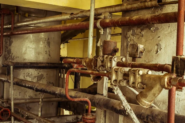 Vista interior de la fábrica abandonada con tuberías y ollas —  Fotos de Stock