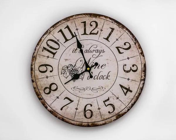 Velho relógio de parede no fundo branco — Fotografia de Stock