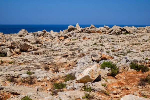 Côte rugueuse de l'île de Comino, Malte — Photo