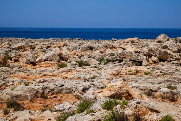 Шорстка берегова лінія острів Коміно, Мальта — стокове фото