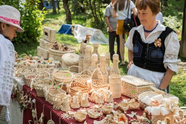 mısır yapraklarından yapılmış el yapımı nesneler