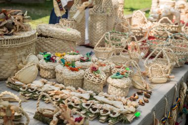 mısır yapraklarından yapılmış el yapımı nesneler