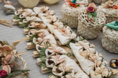 mısır yapraklarından yapılmış el yapımı nesneler