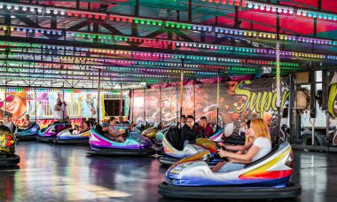 Eğlence parkında eğlenceli yetişkinler ve çocuklar konumlar