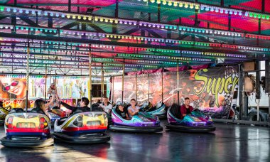 Eğlence parkında eğlenceli yetişkinler ve çocuklar konumlar