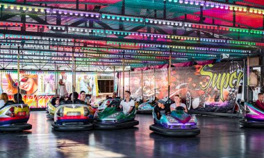 Eğlence parkında eğlenceli yetişkinler ve çocuklar konumlar