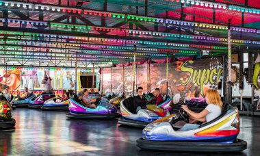 Eğlence parkında eğlenceli yetişkinler ve çocuklar konumlar