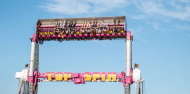 Eğlence parkında eğlenceli yetişkinler ve çocuklar konumlar