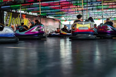 Eğlence parkında eğlenceli yetişkinler ve çocuklar konumlar