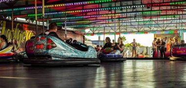 Eğlence parkında eğlenceli yetişkinler ve çocuklar konumlar