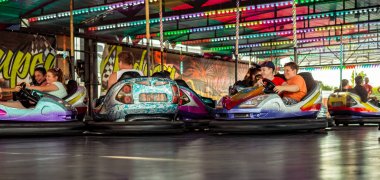 Eğlence parkında eğlenceli yetişkinler ve çocuklar konumlar