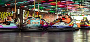 Eğlence parkında eğlenceli yetişkinler ve çocuklar konumlar