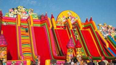 Eğlence parkında eğlenceli yetişkinler ve çocuklar konumlar