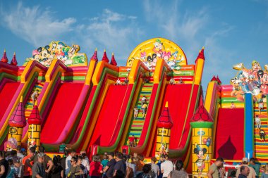 Eğlence parkında eğlenceli yetişkinler ve çocuklar konumlar