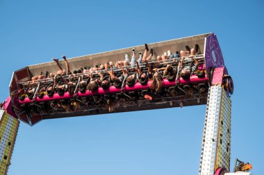 Eğlence parkında eğlenceli yetişkinler ve çocuklar konumlar