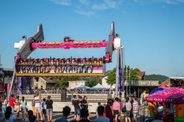 Eğlence parkında eğlenceli yetişkinler ve çocuklar konumlar