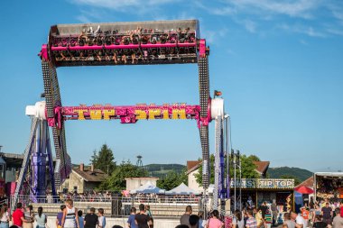 Eğlence parkında eğlenceli yetişkinler ve çocuklar konumlar