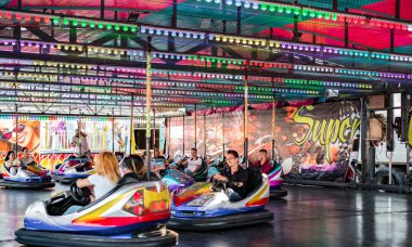 Eğlence parkında eğlenceli yetişkinler ve çocuklar konumlar