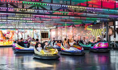 Eğlence parkında eğlenceli yetişkinler ve çocuklar konumlar