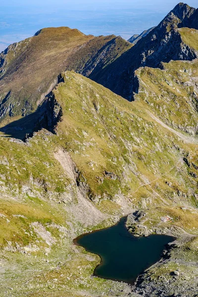 Altas montanhas e lago geleira — Fotografia de Stock