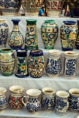 Geleneksel Romen el yapımı seramik pazarı