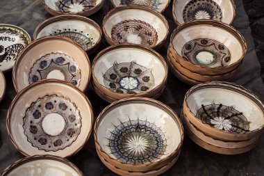 Geleneksel Romen el yapımı seramik pazarı