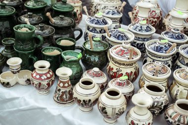 Geleneksel Romen el yapımı seramik pazarı