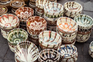 Geleneksel Romen el yapımı seramik pazarı