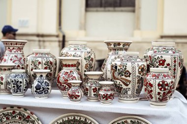 Geleneksel Romen el yapımı seramik pazarı